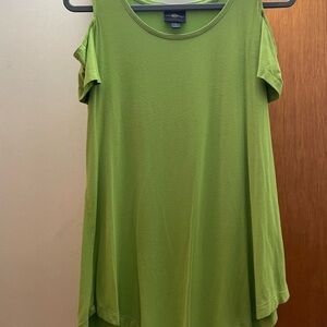 Short sleeve, cold shoulder style